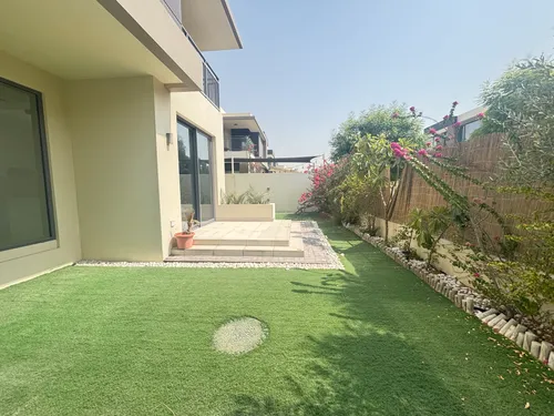 5 Bedrooms Townhouse in Maple 2