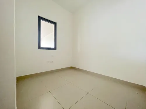 5 Bedrooms Townhouse in Maple 2