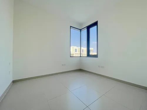 5 Bedrooms Townhouse in Maple 2