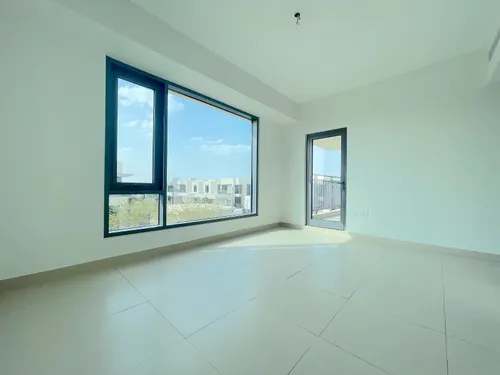 5 Bedrooms Townhouse in Maple 2