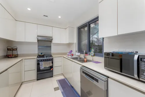 3 Bedrooms Townhouse in Maple 2