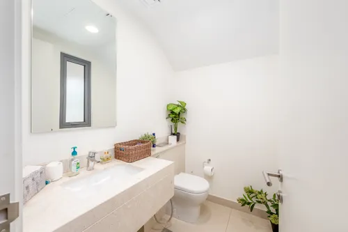 3 Bedrooms Townhouse in Maple 2