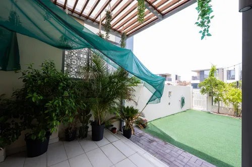 3 Bedrooms Townhouse in Maple 2