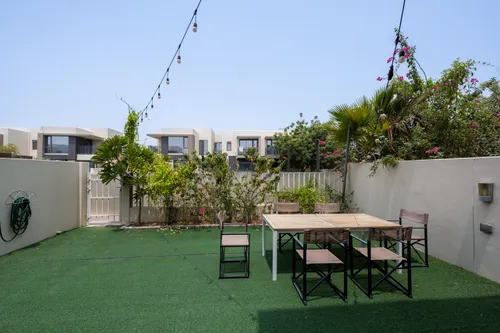 3 Bedrooms Townhouse in Maple 2