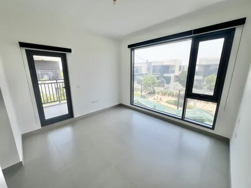 4 Bedrooms Townhouse in Maple 2