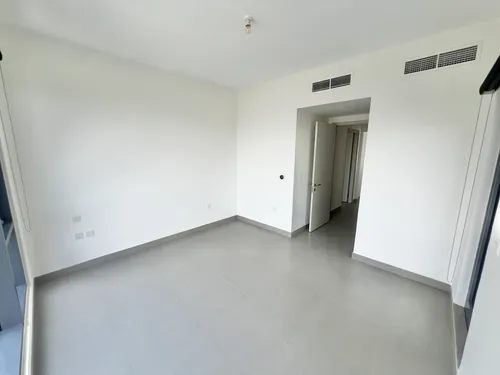 4 Bedrooms Townhouse in Maple 2