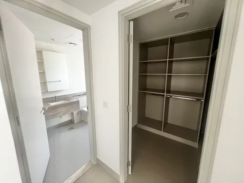 4 Bedrooms Townhouse in Maple 2