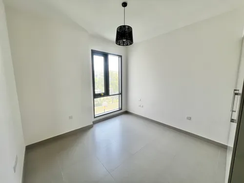 4 Bedrooms Townhouse in Maple 2