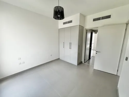 4 Bedrooms Townhouse in Maple 2