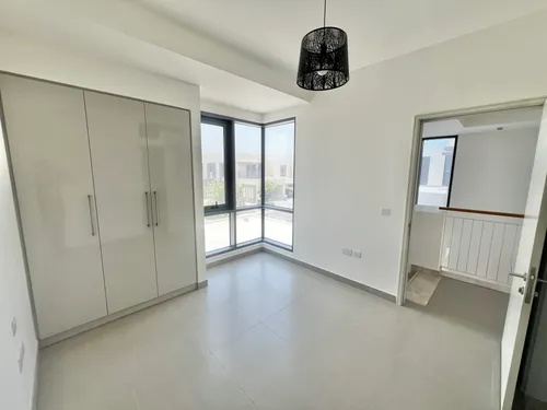 4 Bedrooms Townhouse in Maple 2