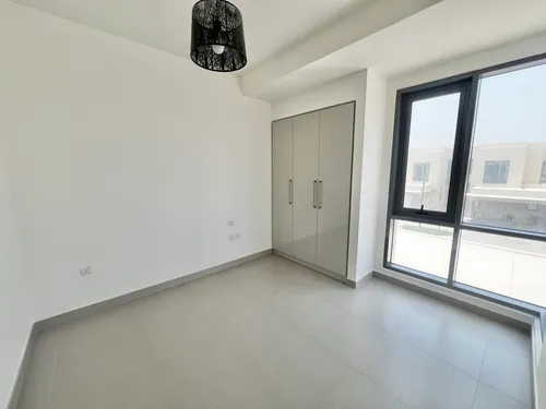 4 Bedrooms Townhouse in Maple 2