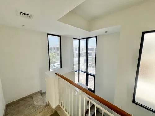 4 Bedrooms Townhouse in Maple 2