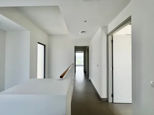 4 Bedrooms Townhouse in Maple 2