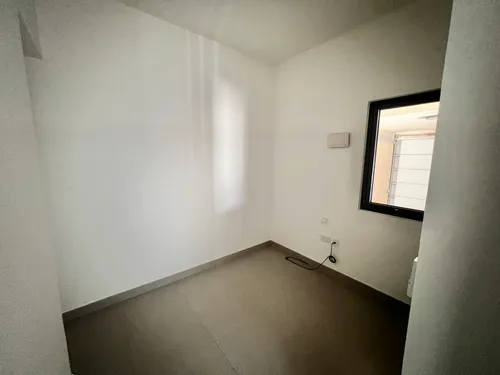 4 Bedrooms Townhouse in Maple 2