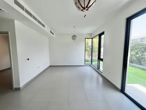 4 Bedrooms Townhouse in Maple 2