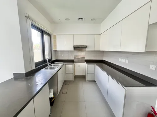 4 Bedrooms Townhouse in Maple 2