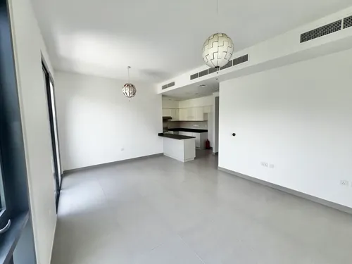 4 Bedrooms Townhouse in Maple 2