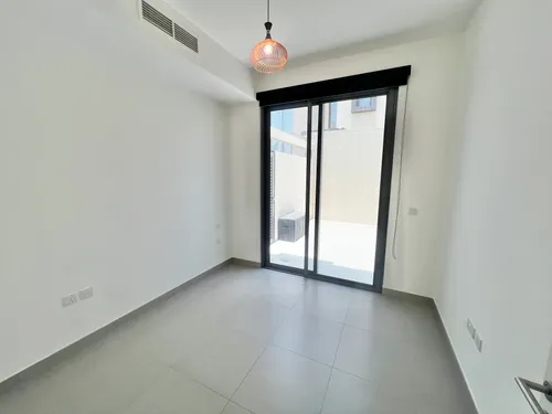 4 Bedrooms Townhouse in Maple 2
