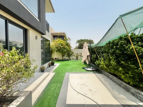 4 Bedrooms Townhouse in Maple 2