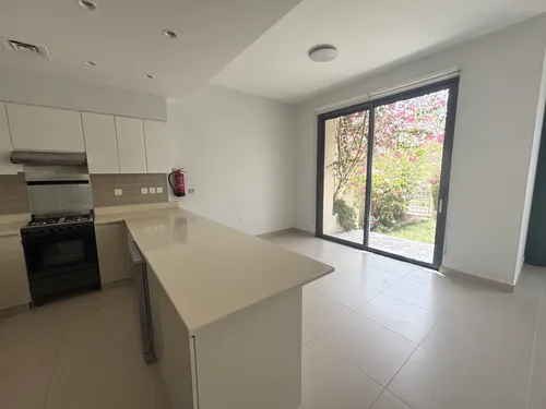 4 Bedrooms Townhouse in Maple 1