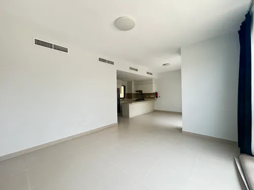 4 Bedrooms Townhouse in Maple 1
