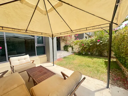 4 Bedrooms Townhouse in Maple 1