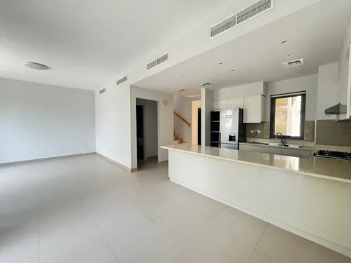 4 Bedrooms Townhouse in Maple 1