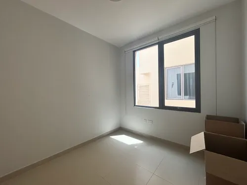 4 Bedrooms Townhouse in Maple 1