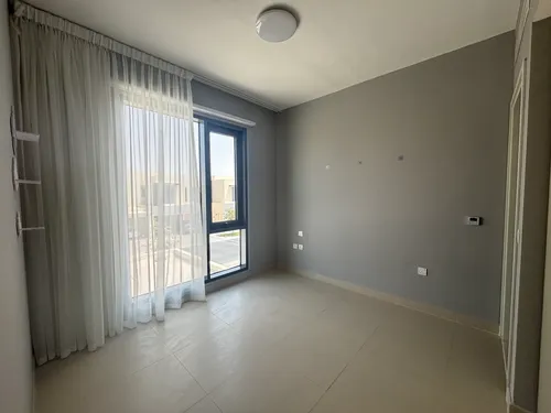 4 Bedrooms Townhouse in Maple 1