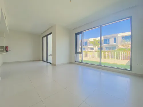 4 Bedrooms Townhouse in Maple 1