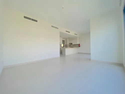4 Bedrooms Townhouse in Maple 1