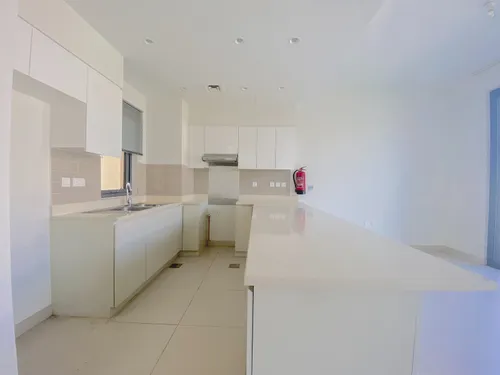 4 Bedrooms Townhouse in Maple 1