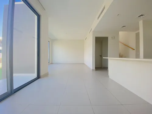4 Bedrooms Townhouse in Maple 1