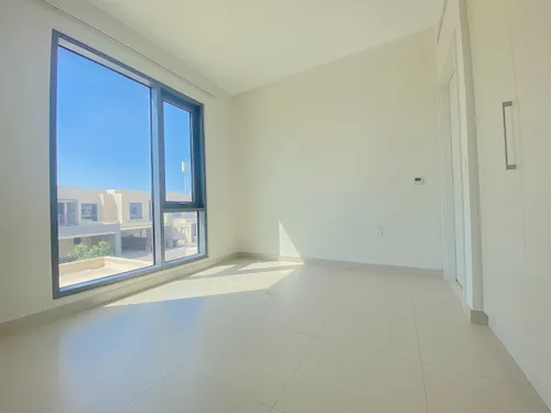 4 Bedrooms Townhouse in Maple 1