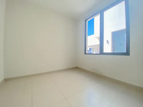 4 Bedrooms Townhouse in Maple 1