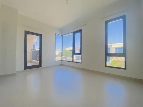 4 Bedrooms Townhouse in Maple 1
