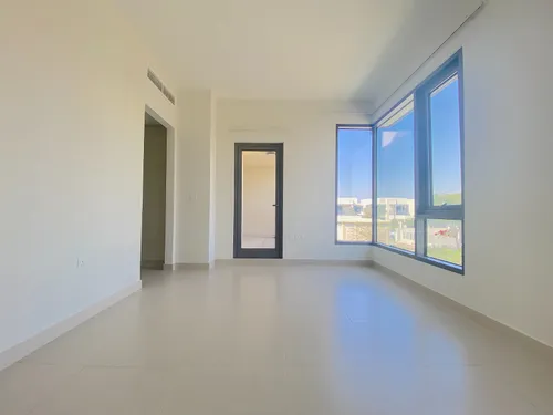 4 Bedrooms Townhouse in Maple 1
