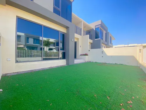4 Bedrooms Townhouse in Maple 1