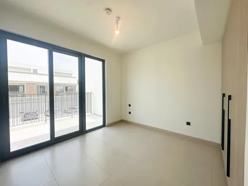 3 Bedrooms Townhouse in Aura