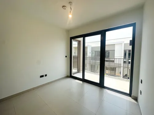 3 Bedrooms Townhouse in Aura