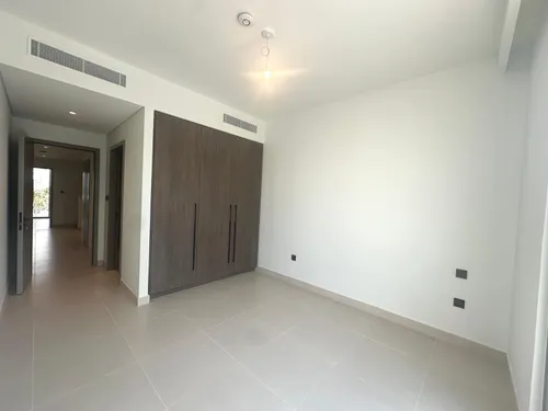 4 Bedrooms Townhouse in Aura