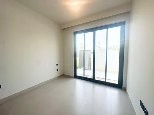4 Bedrooms Townhouse in Aura
