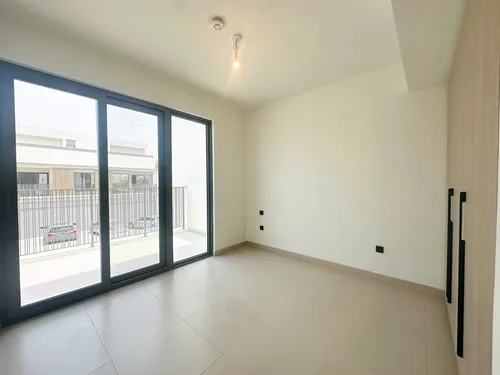 3 Bedrooms Townhouse in Aura