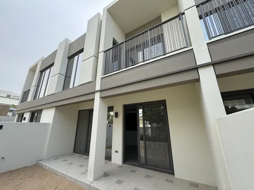 3 Bedrooms Townhouse in Aura
