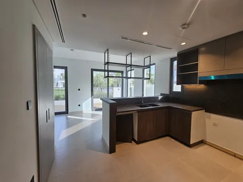 4 Bedrooms Townhouse in Aura