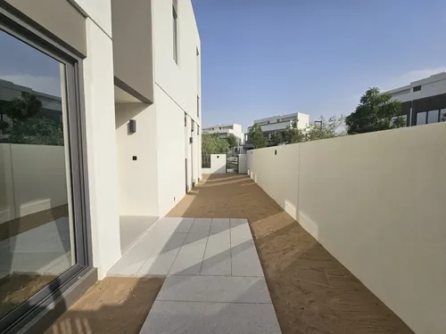 4 Bedrooms Townhouse in Aura