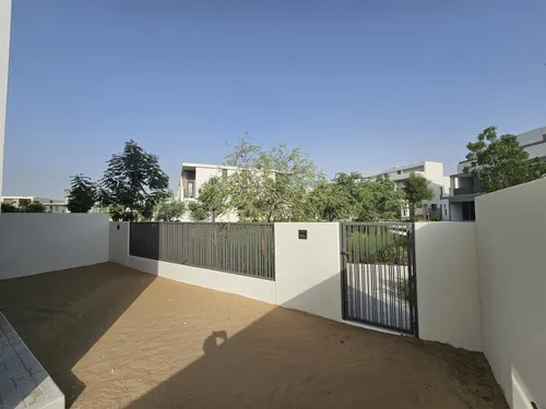 4 Bedrooms Townhouse in Aura