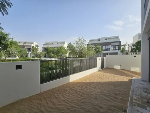 4 Bedrooms Townhouse in Aura