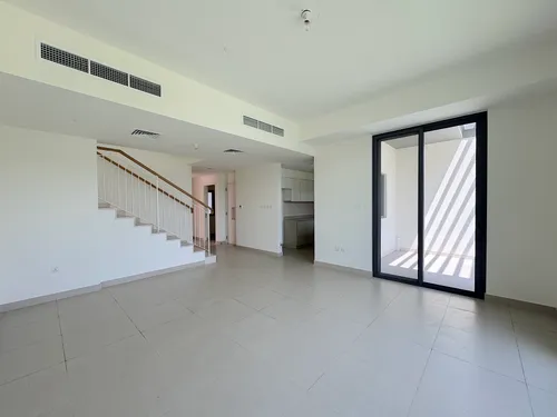 3 Bedrooms Townhouse in Maple 3