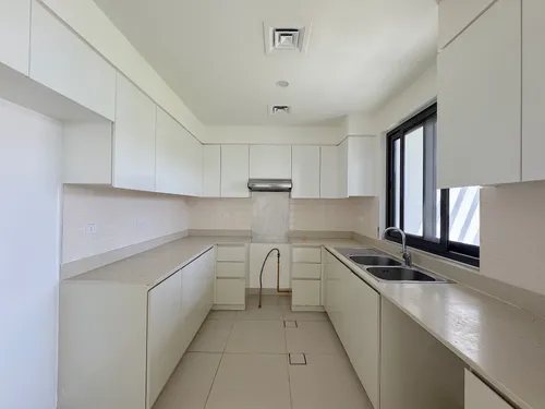 3 Bedrooms Townhouse in Maple 3